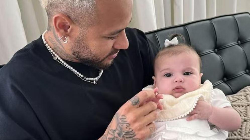 Neymar Aparece Pela Primeira Vez com Helena, Sua Filha Mais Nova, no Colo: “03 do Papai”