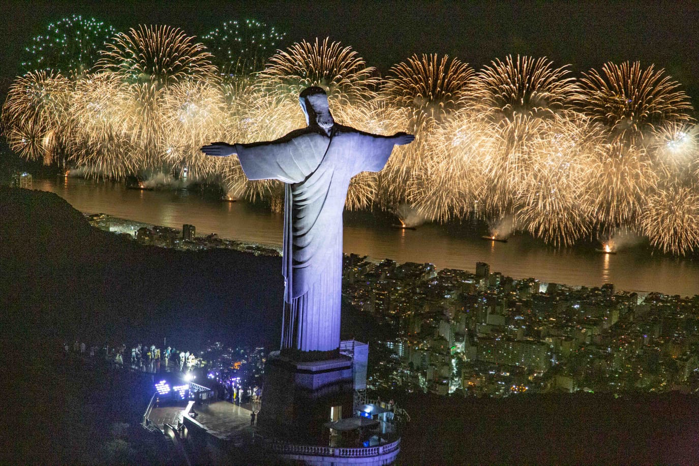 Réveillon 2025 no Rio Terá Grandes Nomes da Música, com Anitta, Ivete, Caetano e Bethânia; Veja a Programação Completa