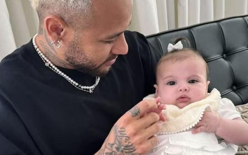 Neymar Aparece Pela Primeira Vez com Helena, Sua Filha Mais Nova, no Colo: “03 do Papai”